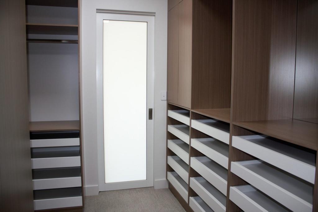 Walk-in Wardrobe Sliding System Benefits for Small Size Bedrooms